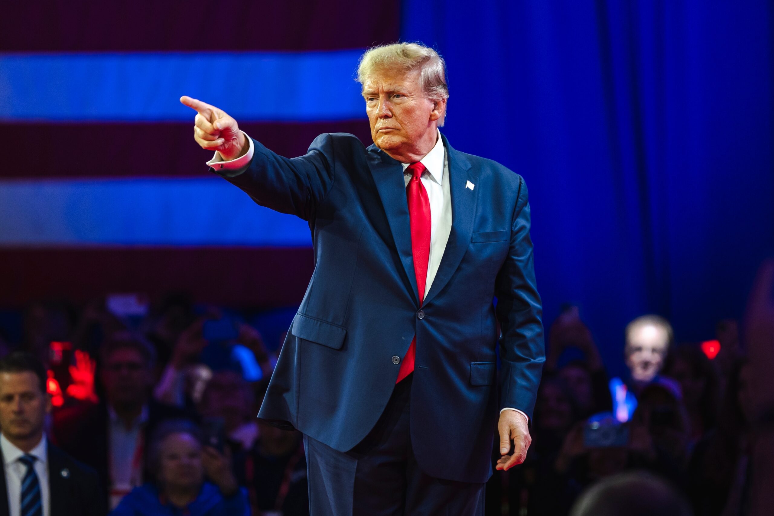 Trump admite că americanii ar putea fi afectați de taxele impuse Canadei, Mexicului și Chinei