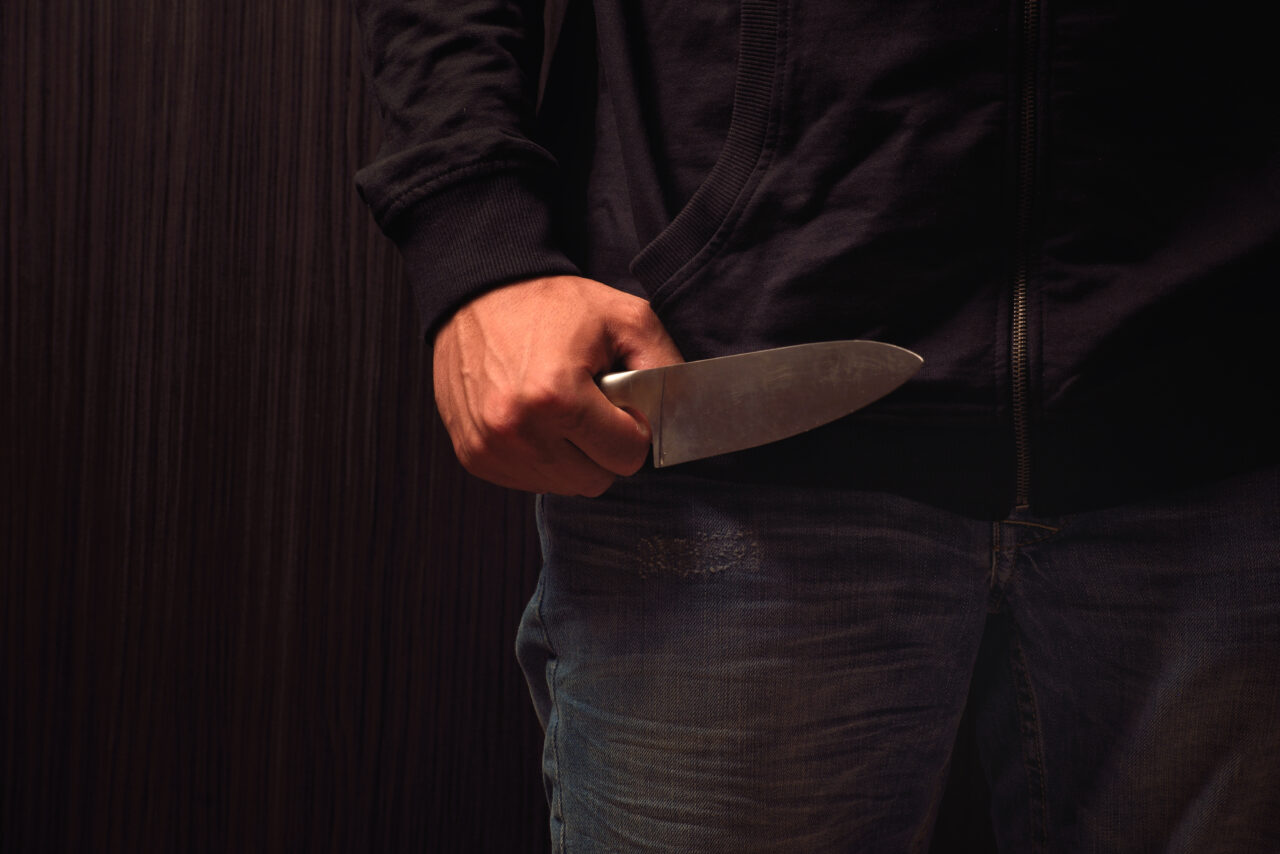 Incident VIOLENT într-o parcare din Capitală. Un bărbat a fost ÎNJUNGHIAT în urma unui conflict în trafic