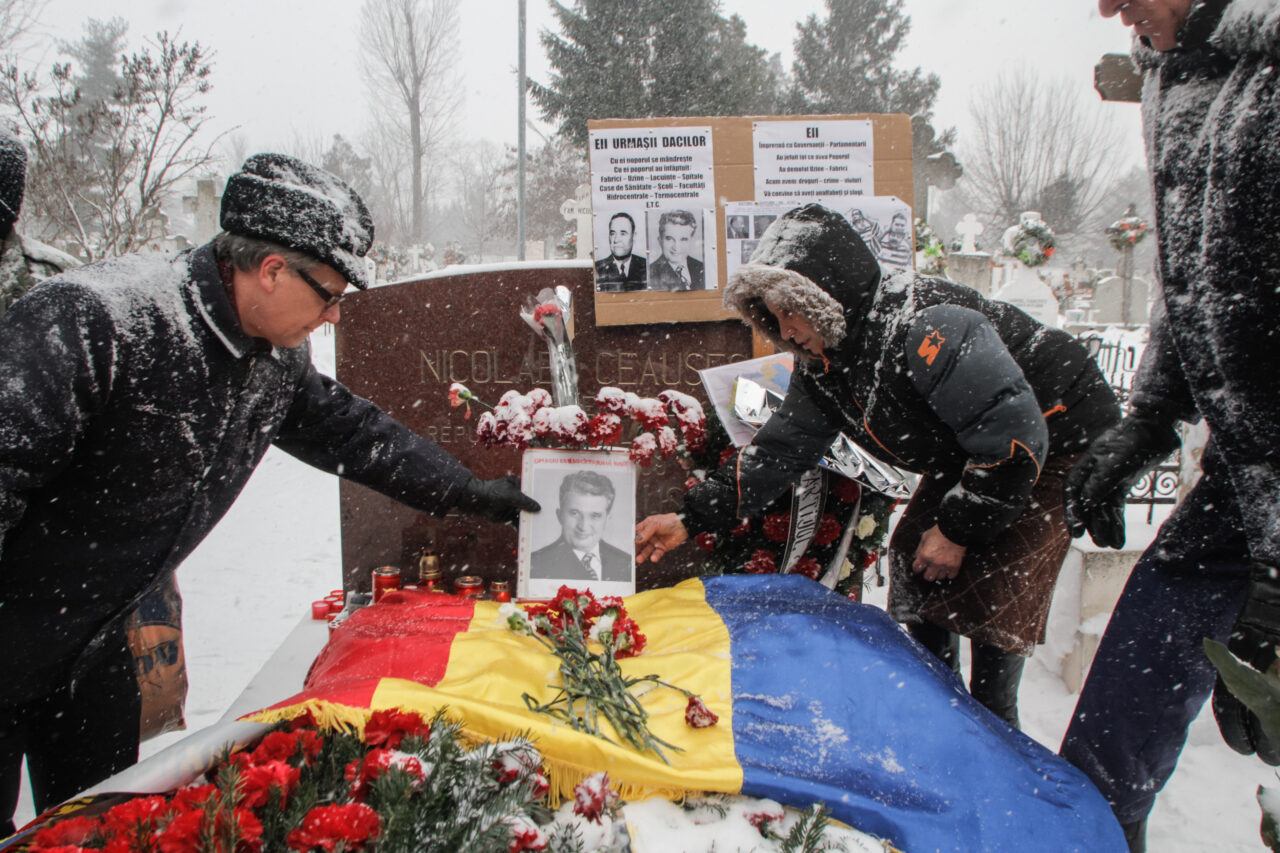 Mulți tineri născuți după 1990 sunt convinși că se trăia mult mai bine în comunism. Un istoric explică fenomenul: Doar părțile pozitive sunt amintite
