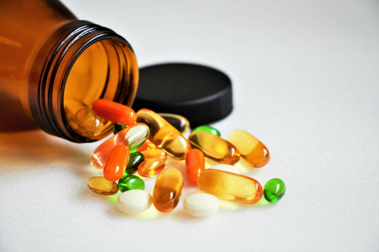 Medicamente expirate vândute cu 3 lei și mâncare ținută lângă otravă de șoareci, într-un târg din București