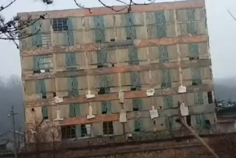 Demolare SPECTACULOASĂ la Salina Slănic: o clădire a fost pusă la pământ cu explozibili