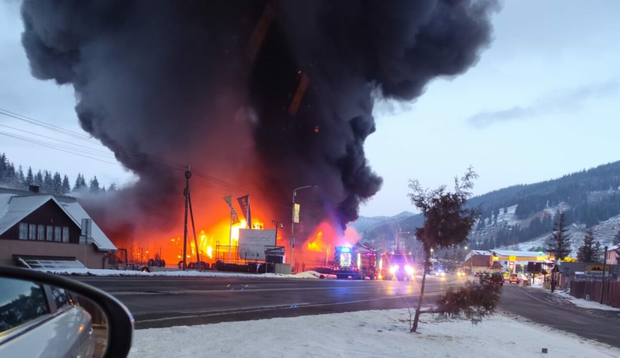 INCENDIU de proporții la un depozit de anvelope din Suceava. Pompierii intervin de urgență. A fost emis mesaj Ro-Alert – VIDEO