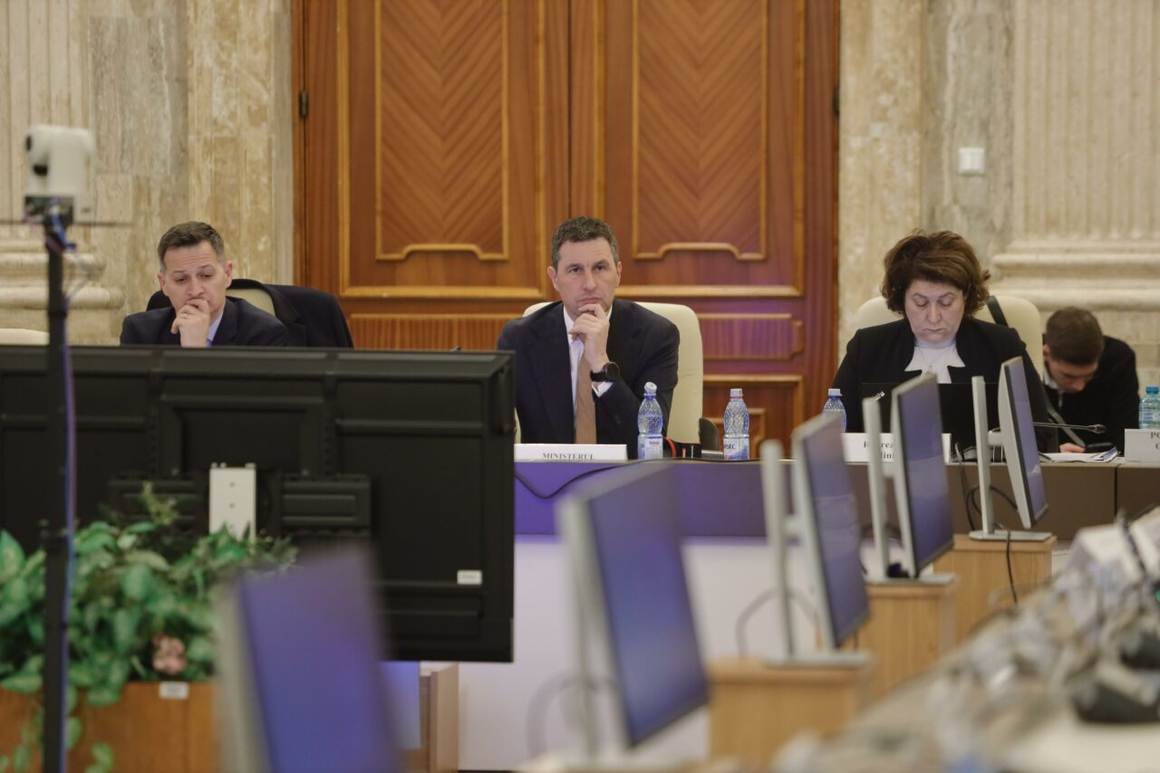Parlamentul continuă dezbaterile asupra Legii BUGETULUI pentru 2025, după o zi maraton de audieri. Votul final este programat pentru joi