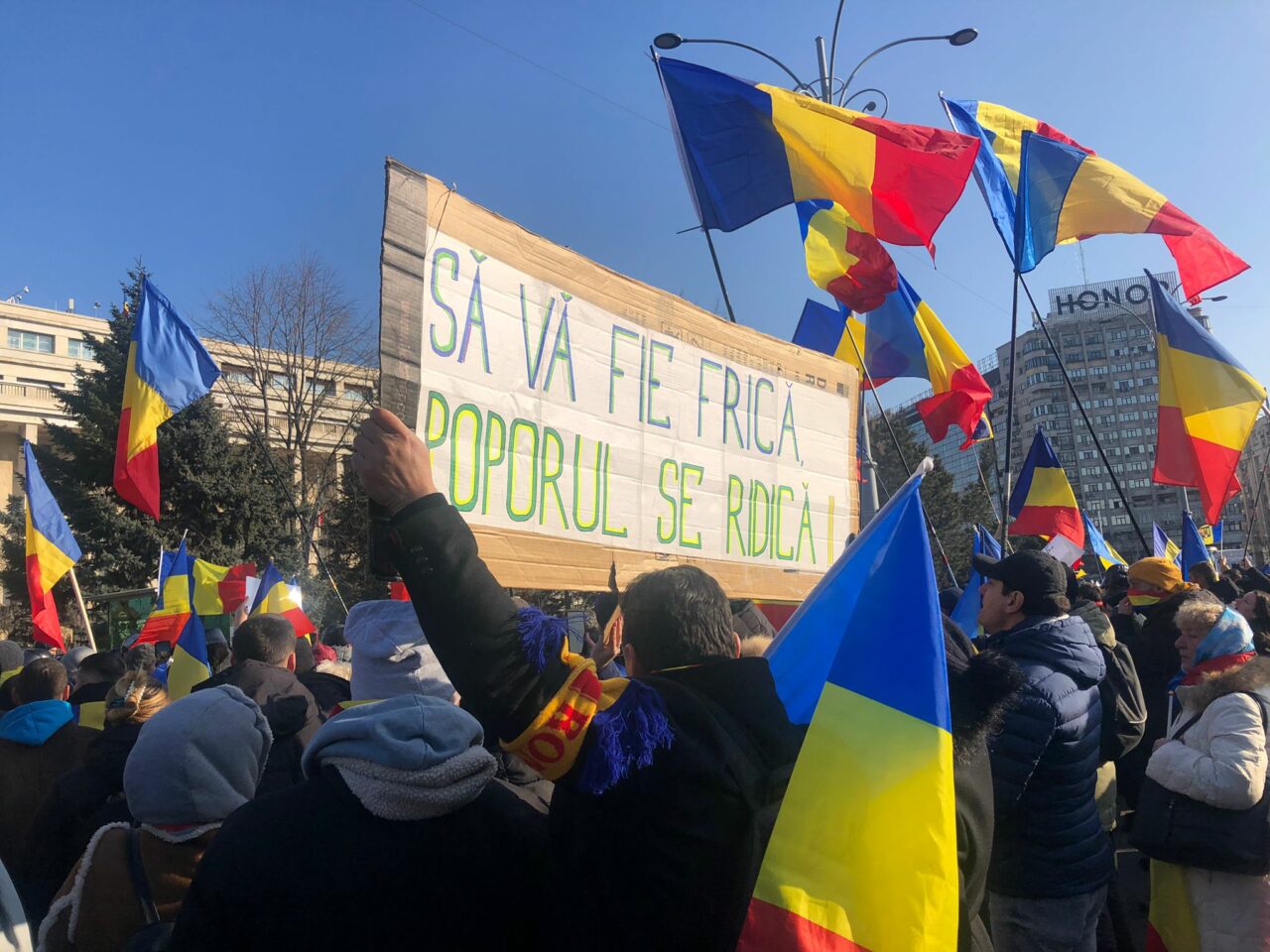 VIOLENȚE la protestele din Piața Victoriei. Demisia lui Iohannis a întărâtat spiritele. Șase persoane ridicate din mulțime / Reacție Jandarmerie