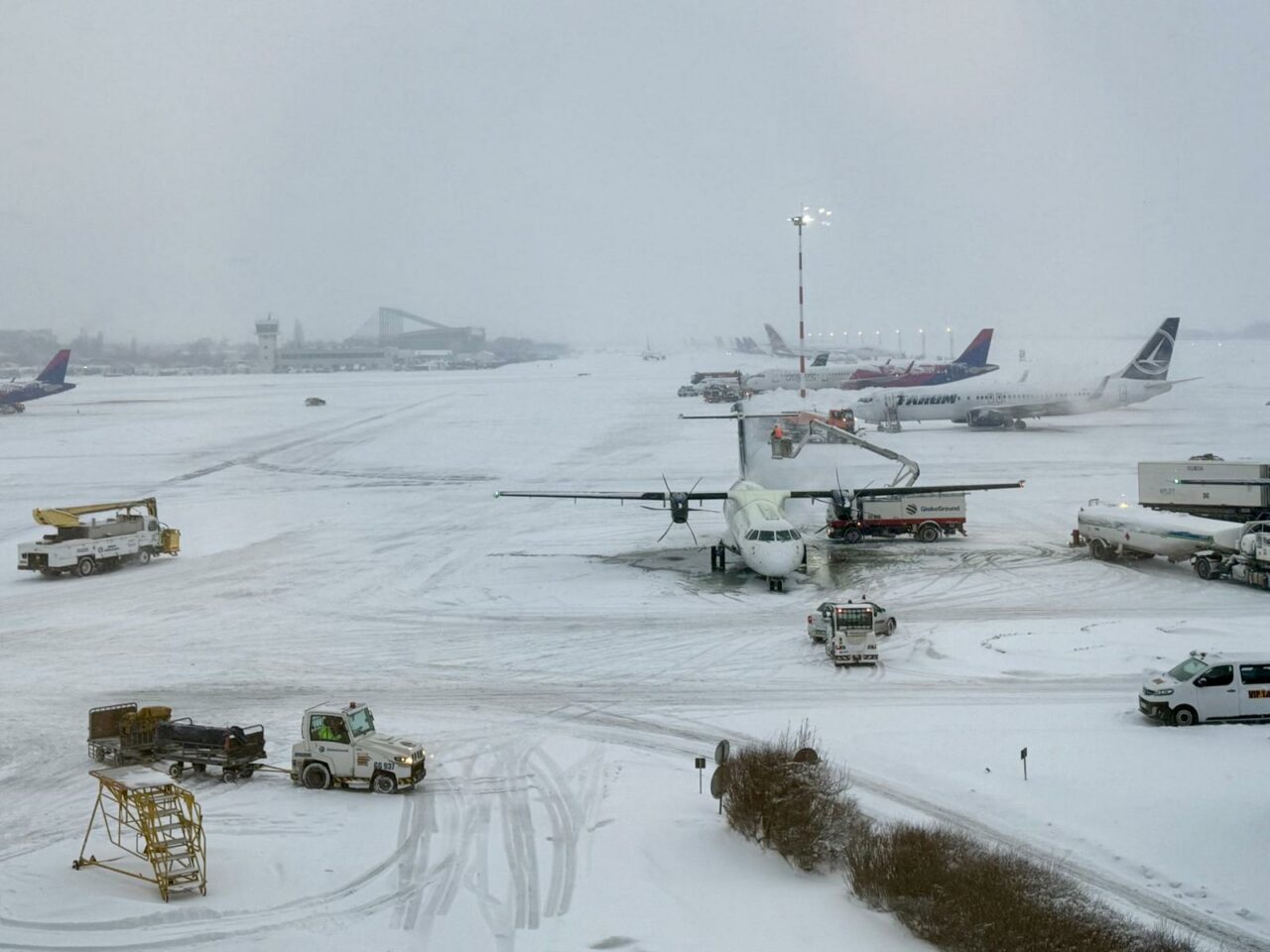 Trafic aerian în condiții de iarnă pe aeroporturile Otopeni și Băneasa. Informații de ultimă oră despre curse anulate și întârzieri