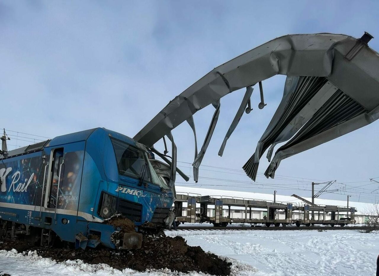 Două trenuri de marfă s-au CIOCNIT în Olt, o persoană a murit. Traficul feroviar restricționat / Călătorii sunt transportați cu mijloace auto
