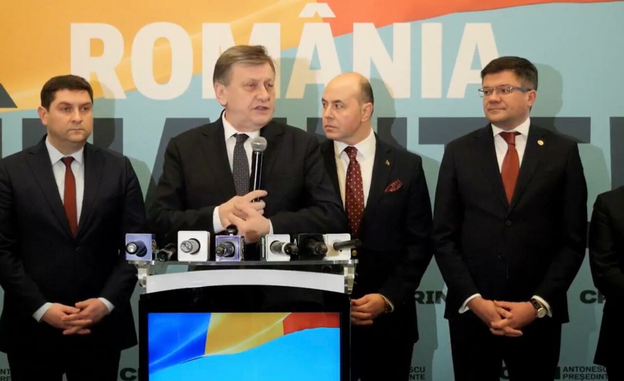 Crin Antonescu spune că anunțul premierului Ciolacu că nu DEMISIONEAZĂ i se pare binevenit