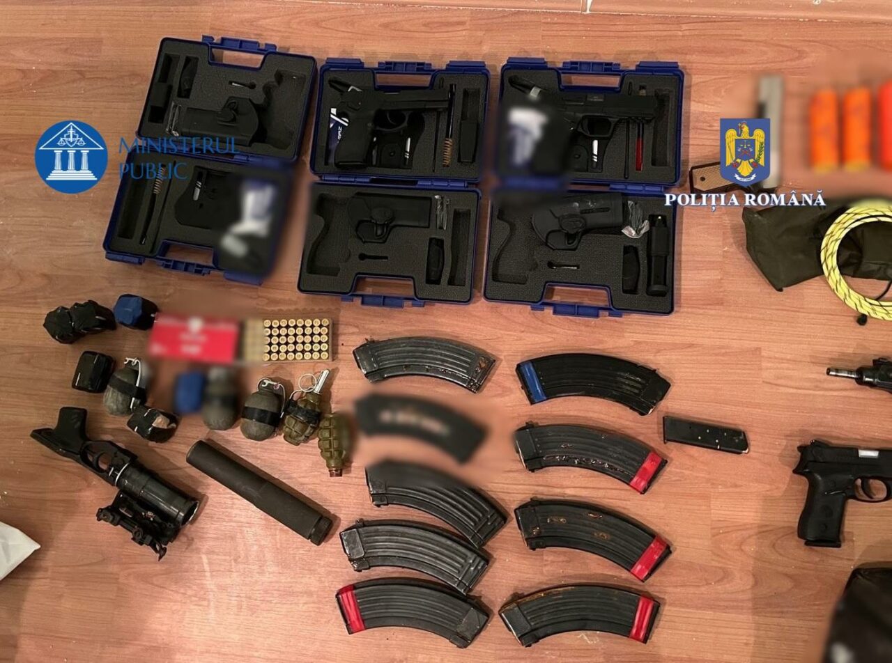 Arme de asalt găsite acasă la mercenarul Horațiu Potra, într-o cameră secretă