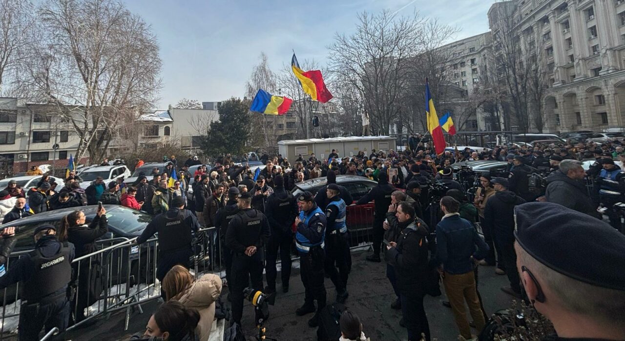 Jandarmeria neagă implicarea galeriilor de fotbal în protestele pro-Georgescu de la Parchet: „Aceste informații sunt complet FALSE”