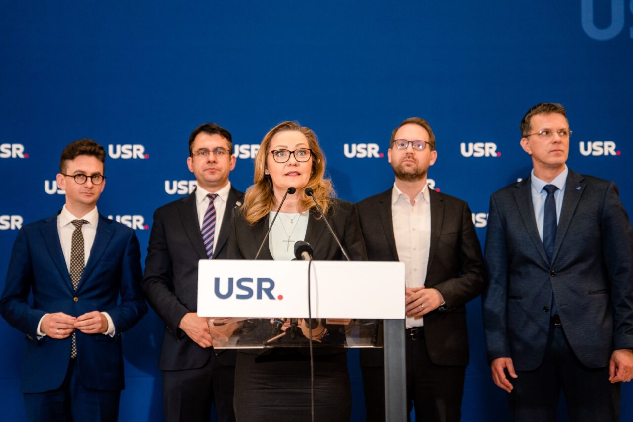 USR explică de ce NU a votat moțiunea de cenzură împotriva Cabinetului Ciolacu II: „Un spectacol al ipocriziei. Un joc ieftin”
