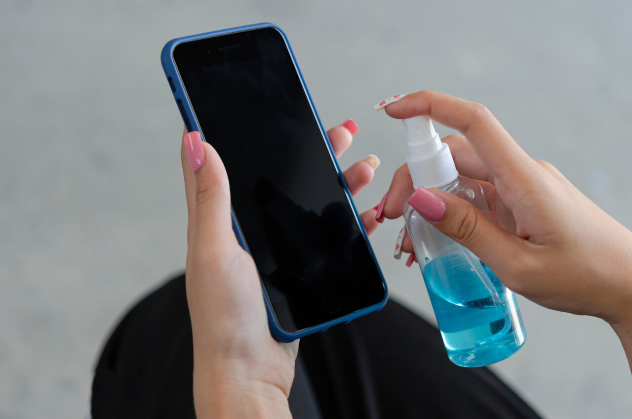 Cercetătorii americani: Telefoanele mobile conțin de 18 ori mai mulți MICROBI decât vasul de toaletă. Avertismentul specialiștilor