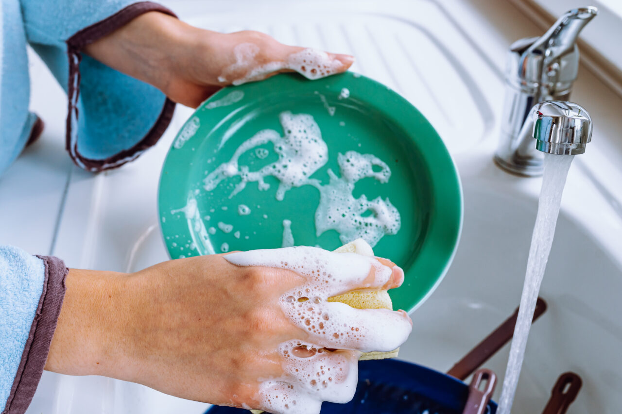 Cât de des trebuie să înlocuiești BURETELE de vase. Este un mediu propice pentru dezvoltarea bacteriilor
