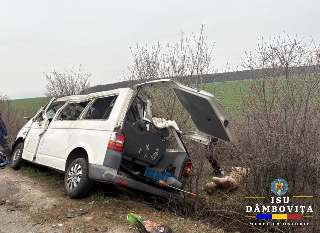 Accident mortal în Dâmbovița. Un om a murit după ce o dubiță s-a răsturnat pe un drum județean