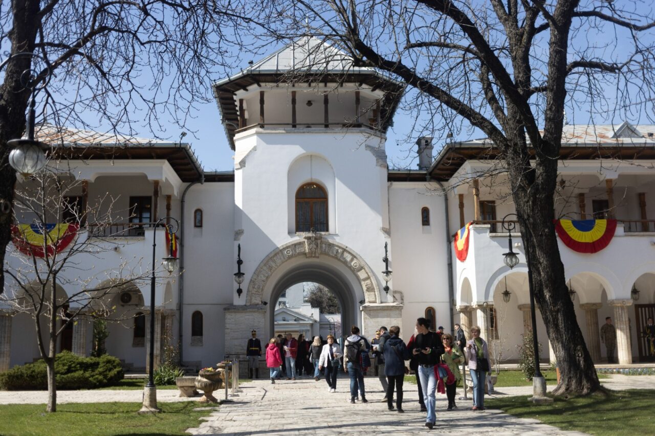 Peste 13.000 de vizitatori la Palatul COTROCENI: „Duminică, porțile rămân deschise”. Administrația Prezidențială marchează Ora Pământului