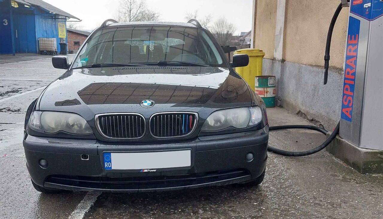 Ce a făcut un șofer de BMW din Gherla, după ce a rămas fără bani de motorină. Cu ce și-a alimentat bolidul