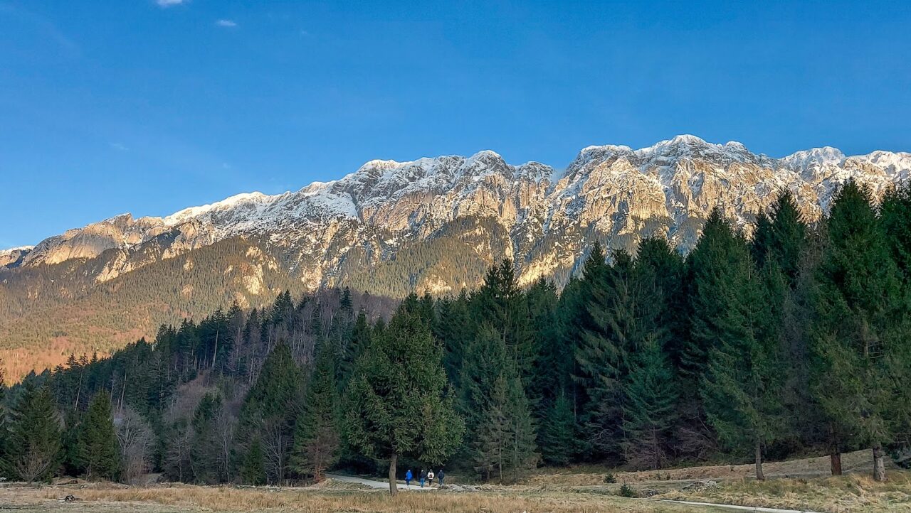 LOCUL din România care trebuie vizitat măcar o dată în viață. Aici se află peștera, utilizată ca adăpost în urmă cu sute de ani