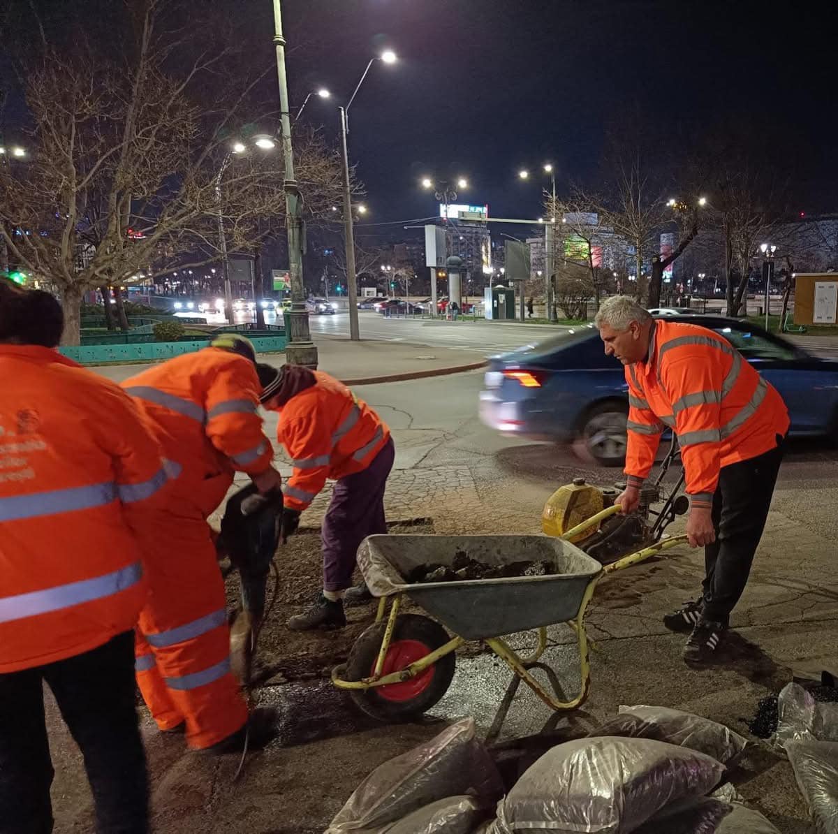 Primăria Capitalei anunță că a început să astupe GROPILE din asfalt. Pe ce bulevarde se lucrează