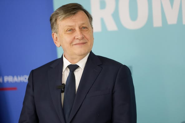 Crin ANTONESCU susține majorarea indemnizațiilor parlamentarilor și miniștrilor: „Nu e normal să îi plăteşti ca pe ospătari”