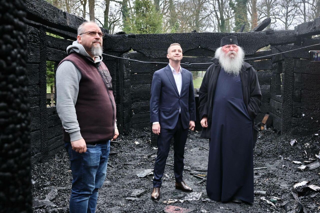 Alfred Simonis anunță controale: Pare că de la instalaţia electrică a luat foc BISERICA din Muzeul Satului Bănăţean / Voi dispune o anchetă internă