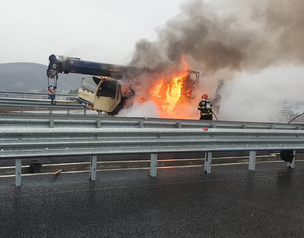INCENDIU pe Autostrada Pitești-Sibiu. O macara a fost cuprinsă de flăcări, pompierii intervin de urgență