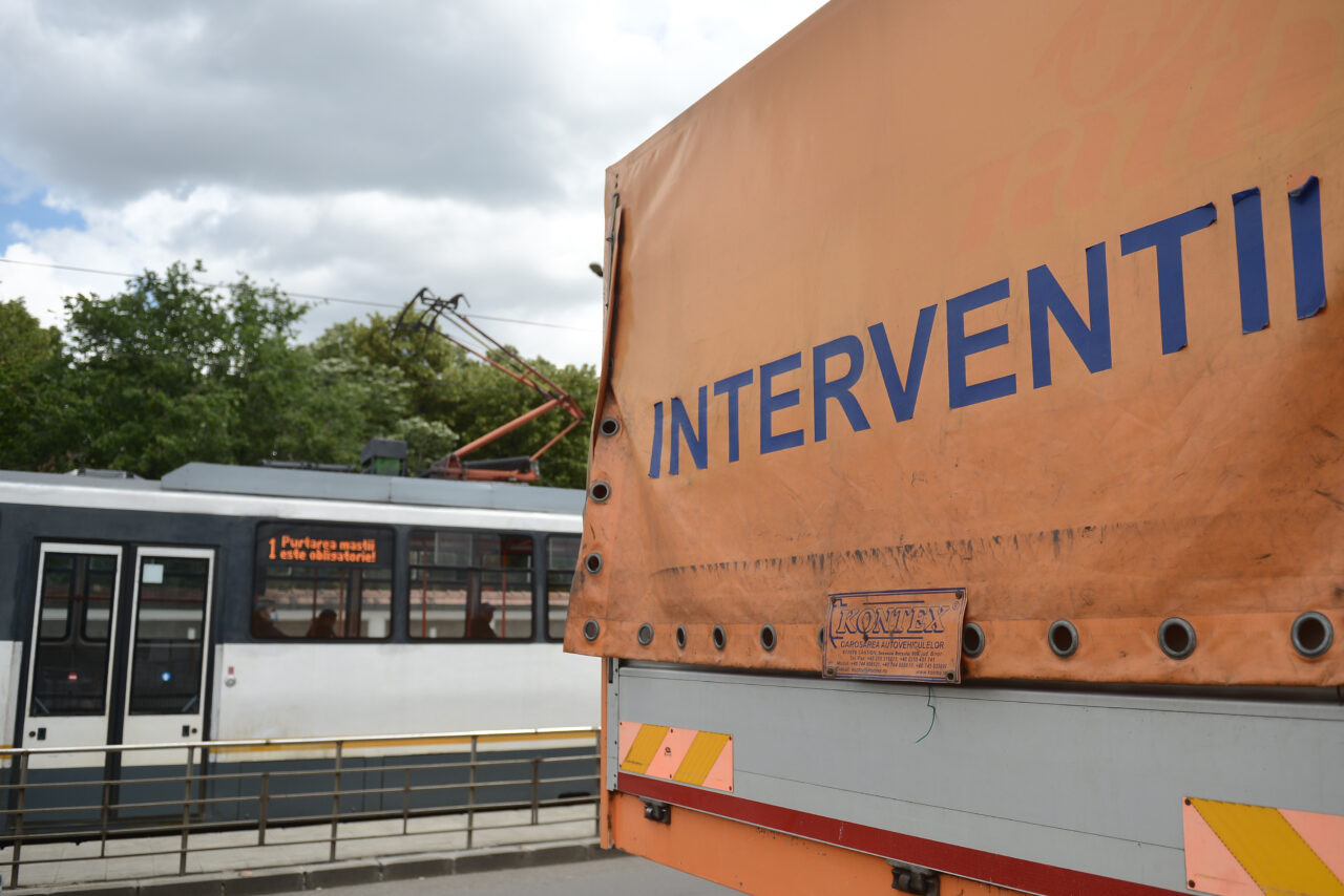 Un tramvai a deraiat după de a fost a fost lovit de un Tir în București. Circulaţia pe linia 25 este blocată. Nu sunt victime