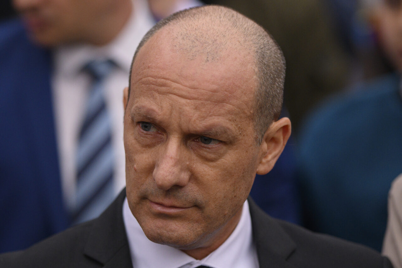 Reuven Azar, fost ambasador al Israelului în România, decorat de Ilie Bolojan