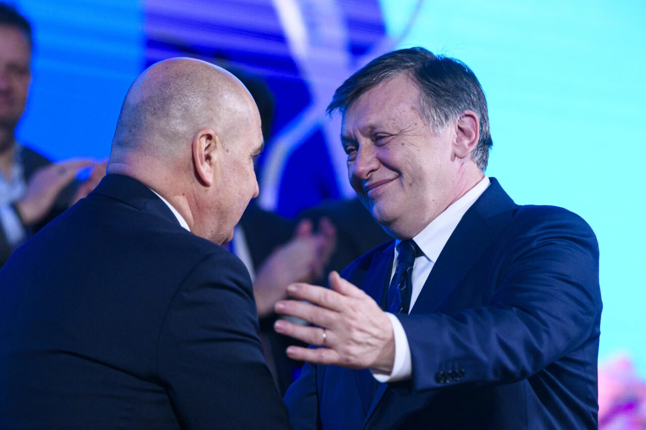 PNL spune că singurul candidat pentru care strânge semnături este Crin Antonescu: „Restul sunt povești”/ Ce a declarat Valeriu Stoica?