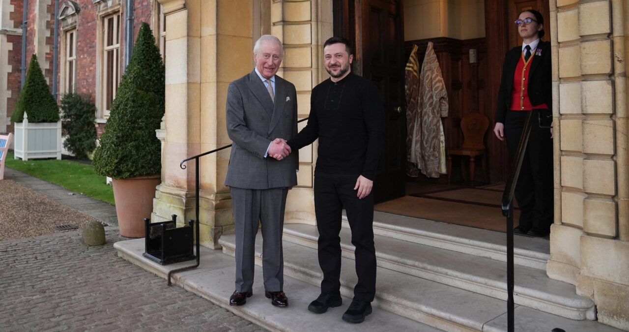 REGELE Charles l-a primit pe Volodimir Zelenski la Sandringham. BBC: „Spre deosebire de Trump, regele nu are probleme cu ţinuta lui Zelenski”