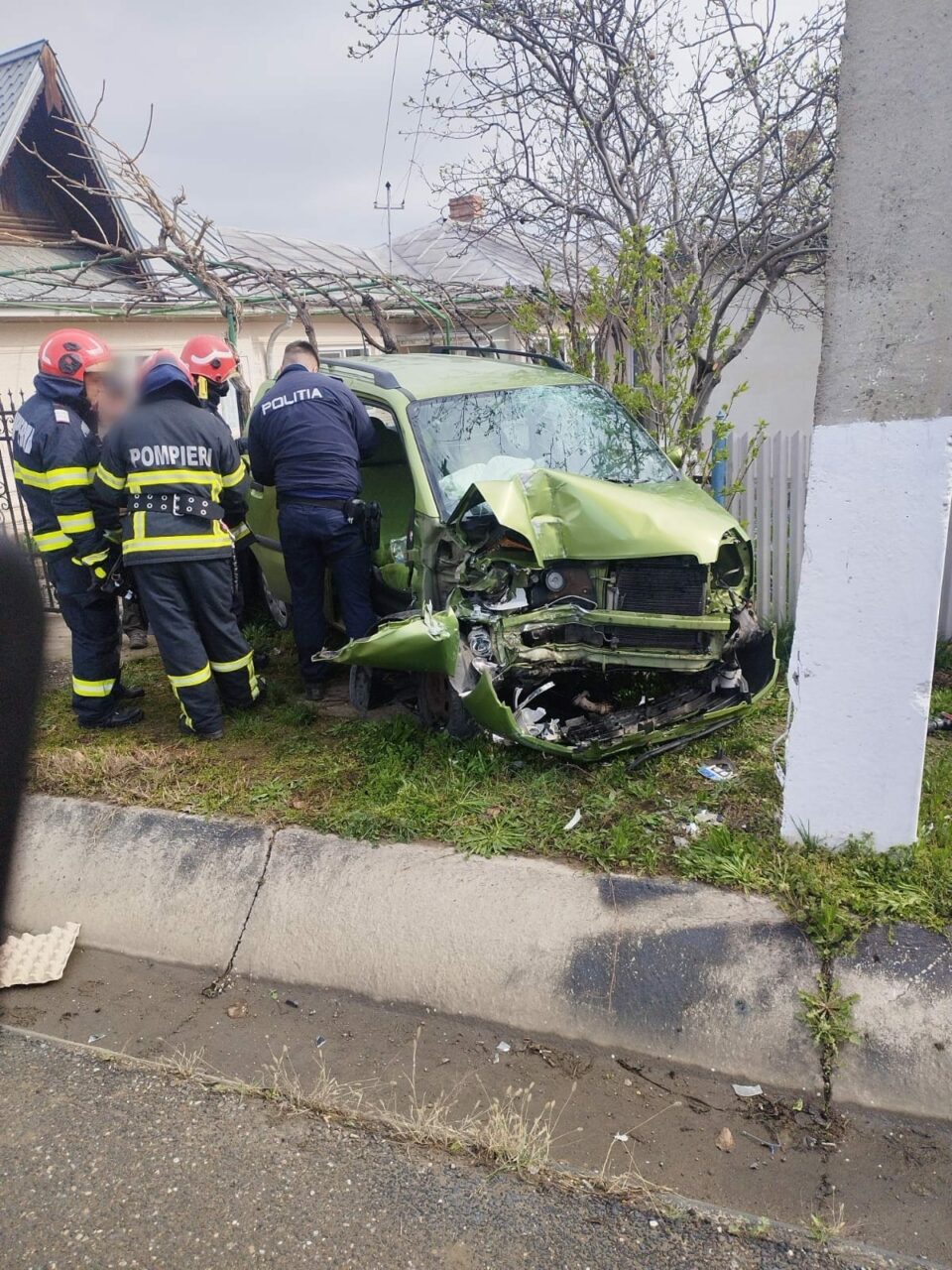 Un bărbat de 45 de ani a MURIT după ce a intrat cu maşina într-un stâlp, pe un drum din județul Buzău