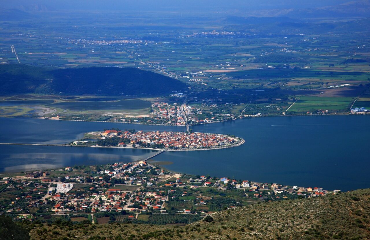 Motivul pentru care un oraș din GRECIA este supranumit „mica Veneție”. Cât costă aici o noapte de cazare sau o masă la restaurant pentru două persoane