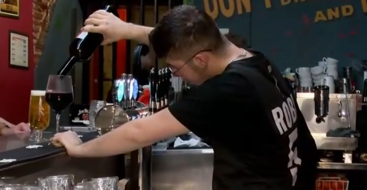 HORECA nu mai vrea angajați străini: patronii încearcă să atragă tineri români cu salarii competitive