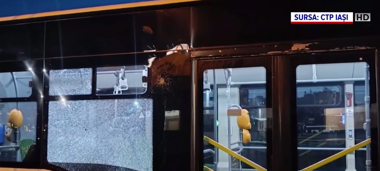 Incident violent în Iași. Un pasager a rupt un scaun și a spart geamul unui autobuz