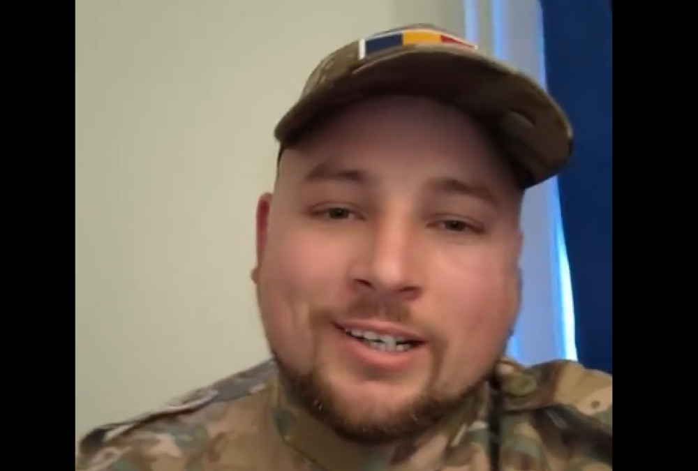 Un fan al lui Călin Georgescu, îmbrăcat în uniformă militară falsă, îl AMENINȚĂ pe Bolojan cu acte de violență pe TikTok: „Vă trag un glonț în țeastă”