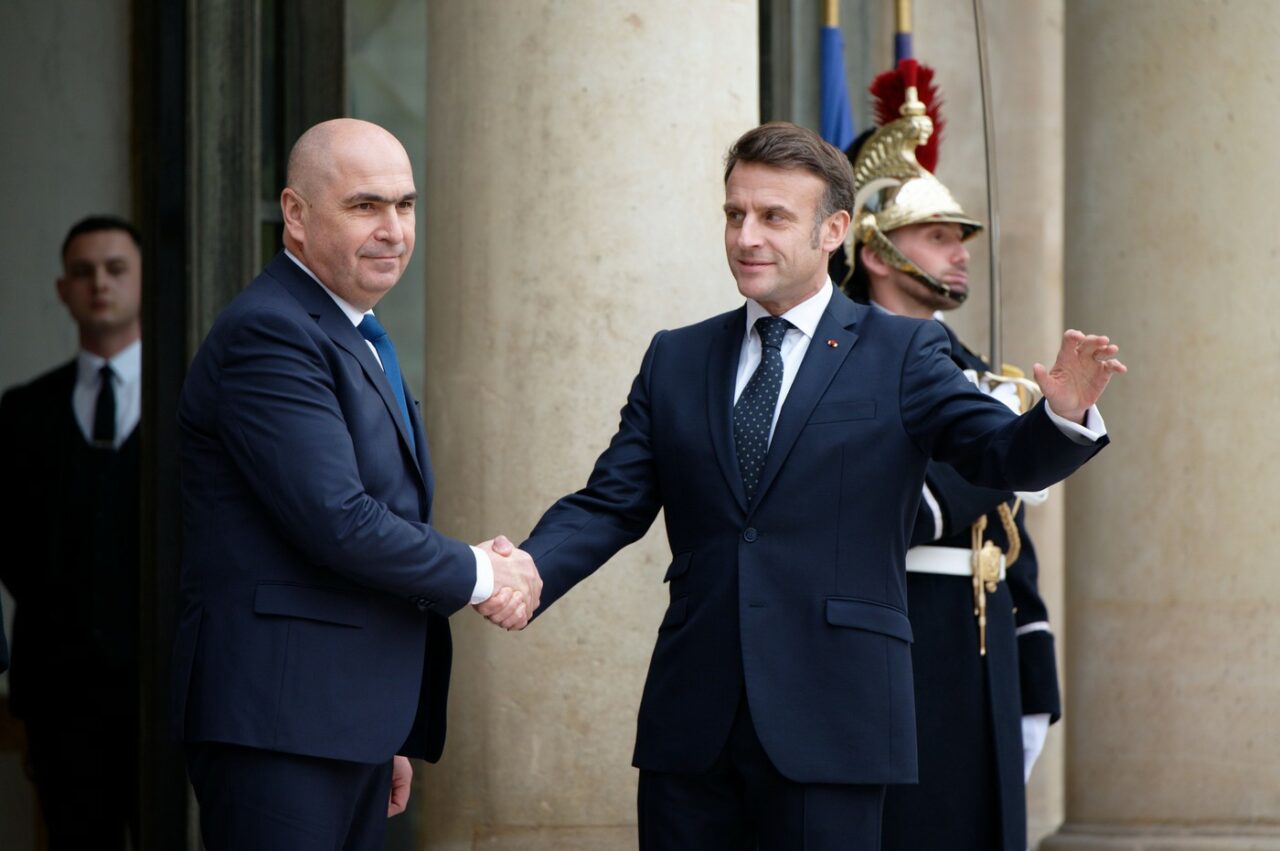 Seria de coincidențe care demonstrează apropierea României de Franța lui Macron și distanțarea de SUA de după revenirea lui Trump la Casa Albă