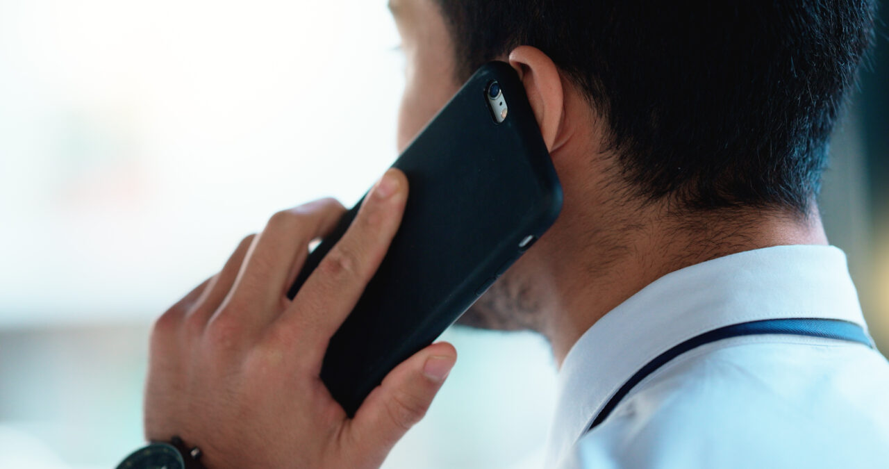 Cum poate ÎNREGISTRA telefonul mobil tot ce vorbim, fără să știm că se întâmplă asta. Metoda prin care dezactivezi microfonul
