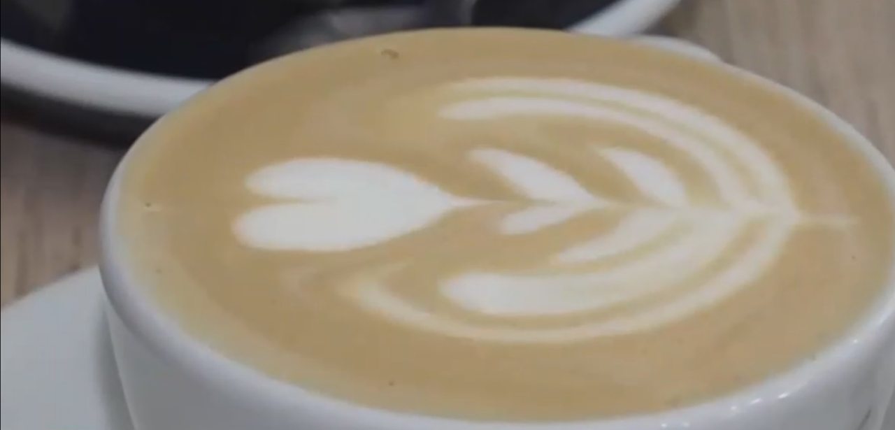 Consumul de CAFEA a crescut în România, în ultimul deceniu. Consumatorii spun că îi trezește din somn și le dă energie pentru întreaga zi
