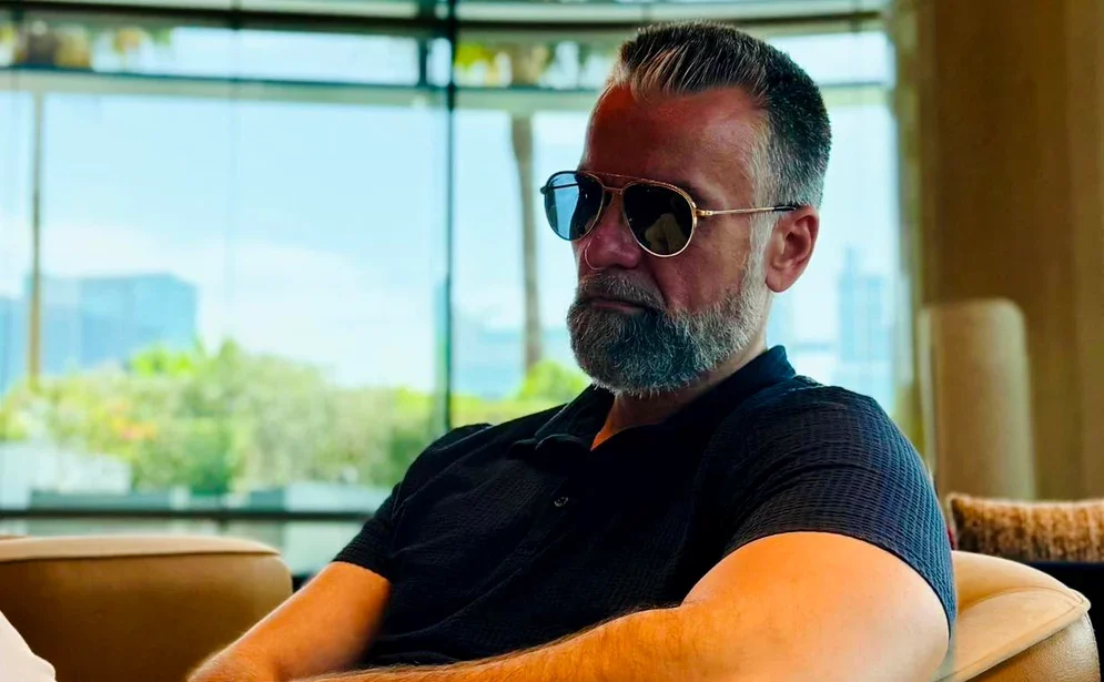 Controversatul influencer Cezar Ionașcu și-a făcut partid. Cum a trecut de la tabere de masculinitate la politică. Un fost preşedinte de tribunal, printre membrii fondatori