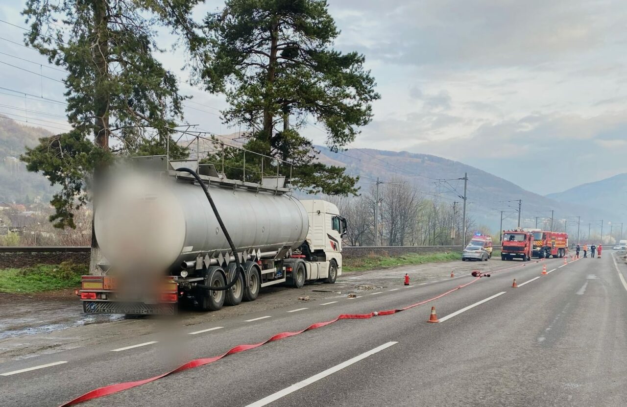 Trafic blocat pe DN1. Pericol major din cauza unei scurgeri de ACID sulfuric dintr-o cisternă. Sunt evacuate persoane – VIDEO