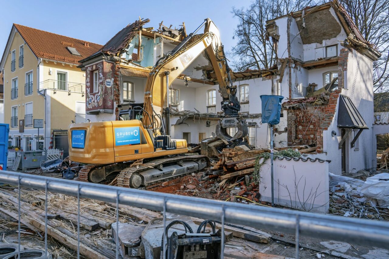 Ce trebuie să știi înainte să-ți DEMOLEZI casa, de la costuri la actele necesare pentru a obține o autorizație