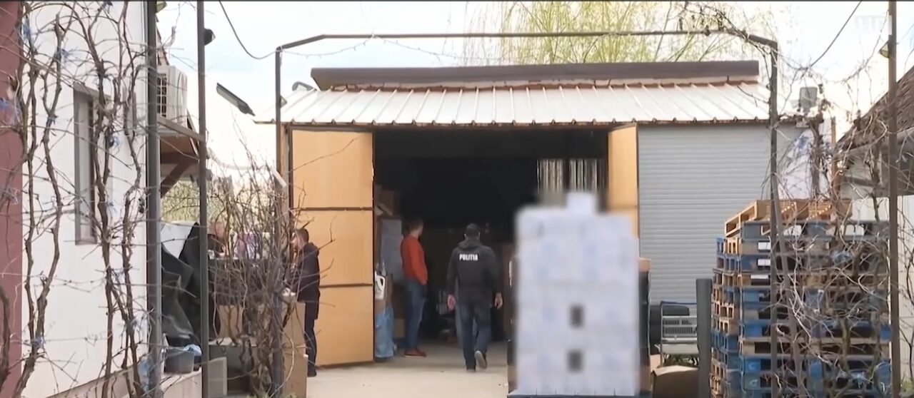 Tone de detergent contrafăcut, descoperite în casa unui bărbat din județul Timiș. PREJUDICIUL urmează să fie stabilit de anchetatori
