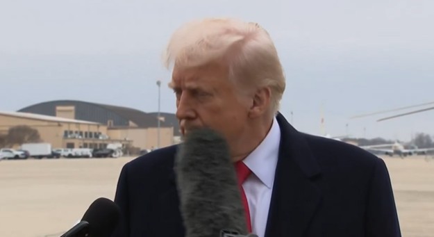 Donald Trump a fost LOVIT cu un microfon peste față. „Tocmai a devenit o mare știre”. Cum s-a produs accidentul devenit viral