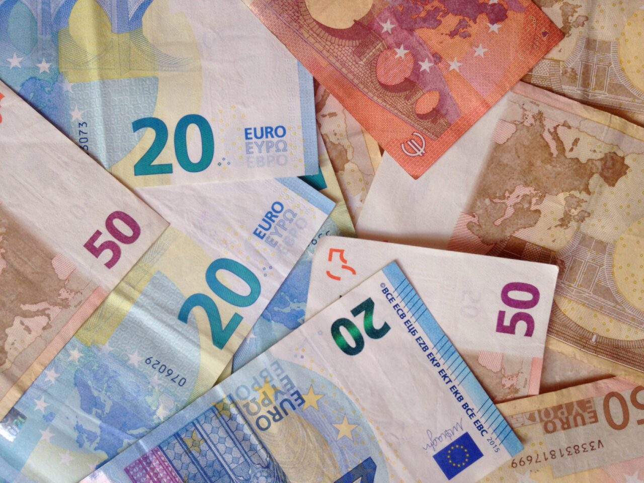 Vești bune pentru românii care au credite în euro. Dobânda a ajuns la cea mai mică valoare din ultimii 2 ani