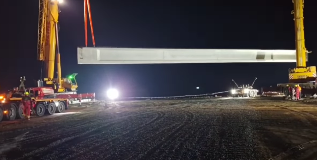 CNAIR: „A început transportul primelor grinzi pentru execuția viaductului de la Boița de pe șantierul Secțiunii 2 a autostrăzii Sibiu-Pitești!”