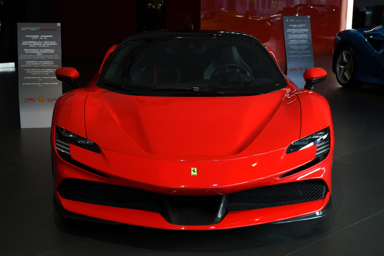 Un Ferrari de 440.000 de euro a fost distrus total într-un test de viteză, în Germania