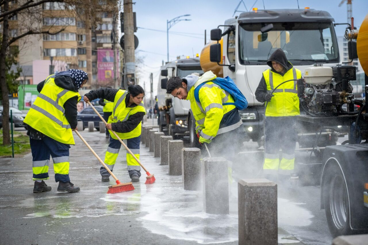 A început curățenia de primăvară în Sectorul 6. Șoferii, somați să-și mute mașinile de pe străzile principale
