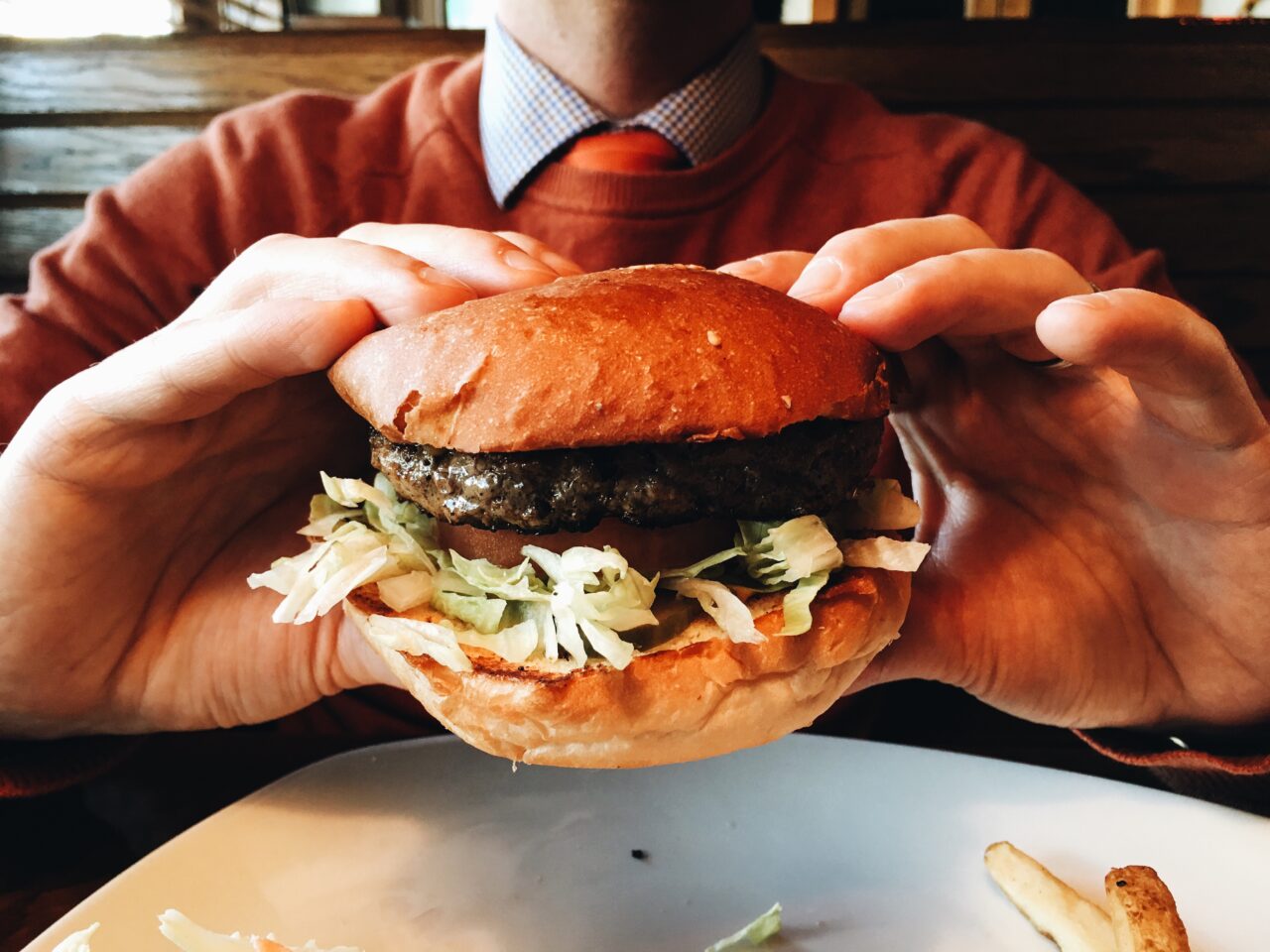 Un tânăr de 30 de ani a ajuns la spital, după ce a consumat un burger de peste 3 kilograme, în 30 de minute. Descoperirea șocantă a medicilor