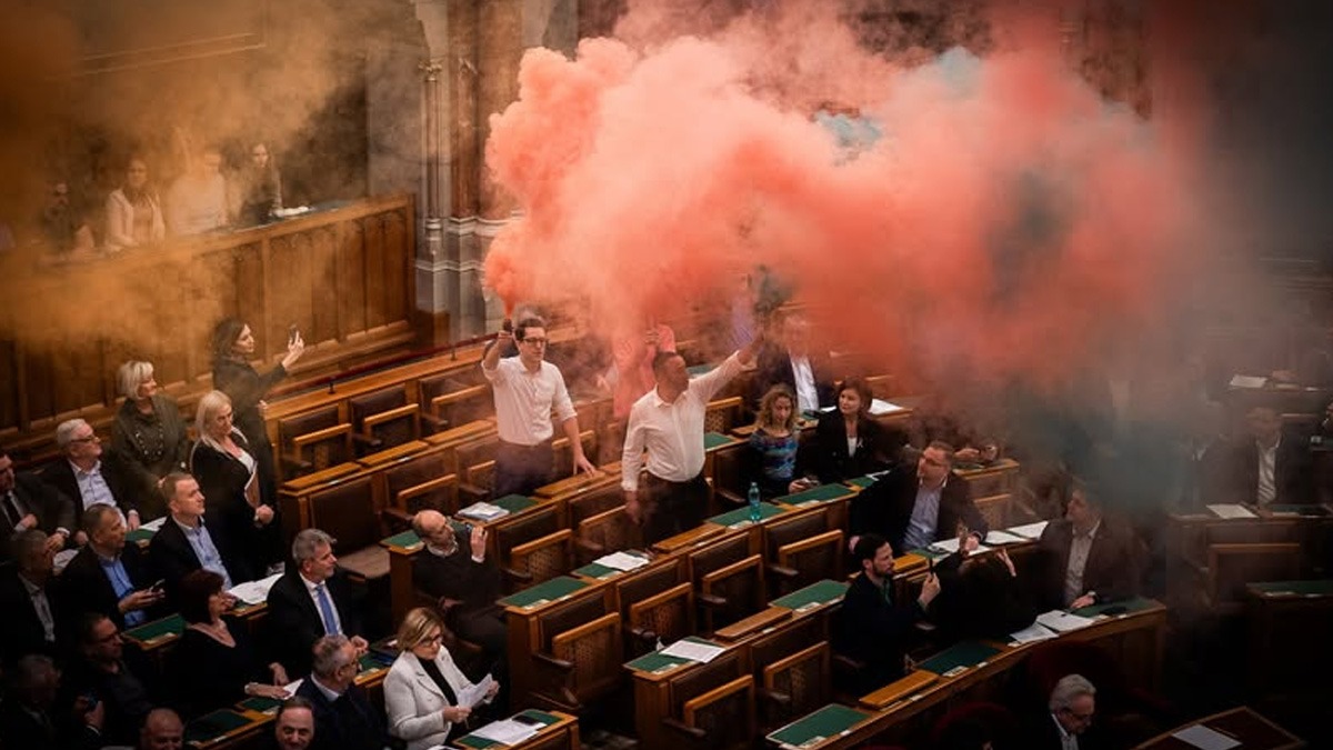 Fumigene LGBTQ+ în Parlamentul Ungariei. Opoziția i-a dedicat IMNUL RUSIEI lui Viktor Orban la Budapesta