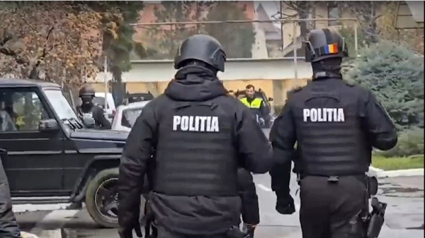 Femeile care au intrat în locuința unei bătrâne, furându-i banii, reținute. SCHEMA inedită la care apelau: „Se dădeau vecine și spuneau că vând pește”