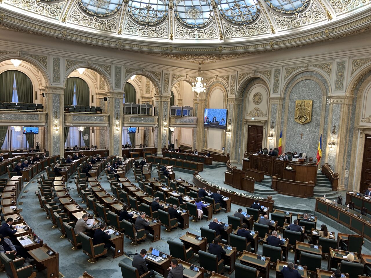 Puterea nu s-a mobilizat în Senat pentru a aproba prin vot OUG pentru organizarea alegerilor. USR a făcut SCANDAL. Ședința, suspendată