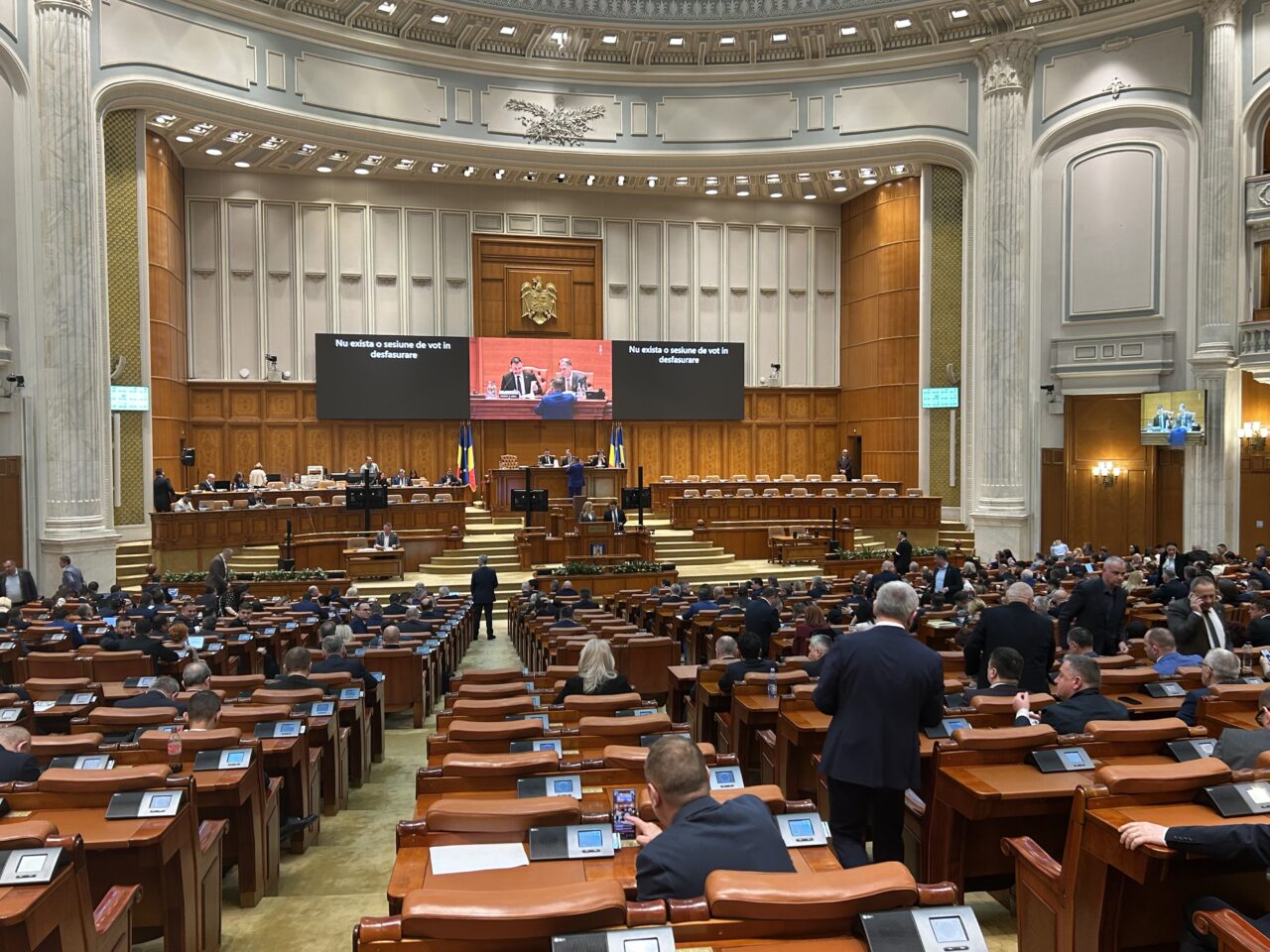 Legea parlamentarilor CHIULANGII a fost adoptată. Cu cât vor fi sancționați de acum deputații și senatorii care lipsesc de la muncă